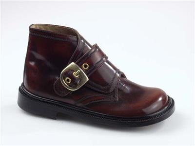 06981.jpg; 06981; 'Pussy 2'. Inzending voor de International Shoe Design Competition (I.S.D.C.) van 1970. Tweede prijs.; enkellaars