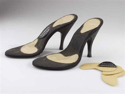 06984.jpg; 06984; 'No shoe'. Schoen bestaand uit een los onderwerk dat met speciale lijm aan de voet bevestigd moet worden.; pump