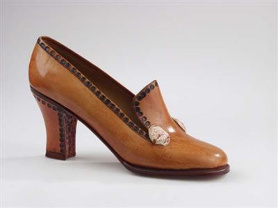 07012.jpg; 07012; 'Betty's 2'. Inzending voor de International Shoe Design Competition (I.S.D.C.) van 1967. Ingezonden met 04261 en 06550.; pump