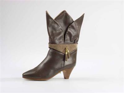 07406.jpg; 07406; Dameslaars met tulpvormige schacht en losse suede band met twee leren kwastjes.; kuitlaars