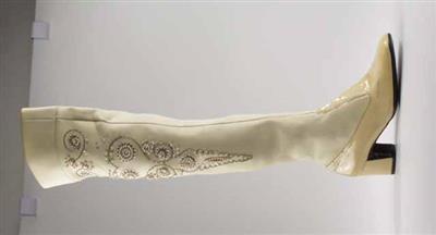 07450.jpg; 07450; Elastische overknee laars met borduurwerk van metaaldraad en imitatieparels; cuissarde