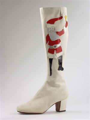 07469.jpg; 07469; 'Santa boot'. De decoratie op deze laars is ontworpen door Charles Bergmans tijdens zijn stage bij Beth Levine.; knielaars