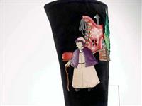 07527.1.jpg; 07527; Zwart suede laars met verschillende taferelen met reuzeschoenen en menselijke figuren van restjes leer; knielaars