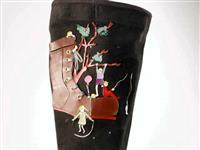 07527.2.jpg; 07527; Zwart suede laars met verschillende taferelen met reuzeschoenen en menselijke figuren van restjes leer; knielaars