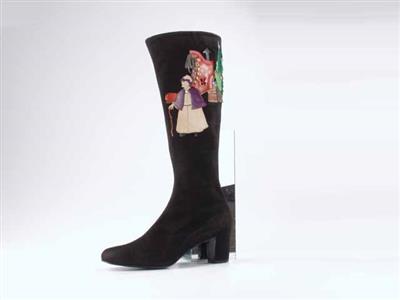 07527.jpg; 07527; Zwart suede laars met verschillende taferelen met reuzeschoenen en menselijke figuren van restjes leer; knielaars