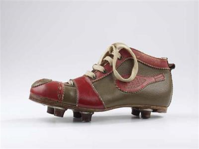 07592.jpg; 07592; Veterschoen met rijgsnitsluiting; voetbalschoen