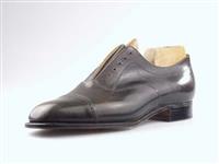 07610.1.jpg; 07610; Veterschoen met rijgsnitsluiting; linkerschoen helemaal klaar maar nog niet uitgeleest, de rechterschoen uitgeleest maar onderwerk nog niet afgewerkt.; rijgmolière