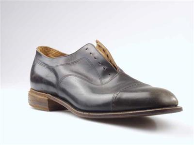 07610.jpg; 07610; Veterschoen met rijgsnitsluiting; linkerschoen helemaal klaar maar nog niet uitgeleest, de rechterschoen uitgeleest maar onderwerk nog niet afgewerkt.; rijgmolière