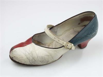 07743.jpg; 07743; Paar lage schoenen met wreefbandsluiting, de linker rood/wit/blauw geschilderd, de rechter geel/groen/rood. Gedragen met carnaval.; bandschoen