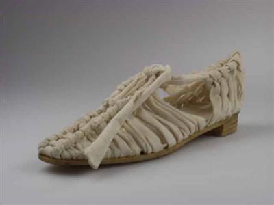 08183.jpg; 08183; lage schoen met geknoopte bandjes als sluiting; Sandaal