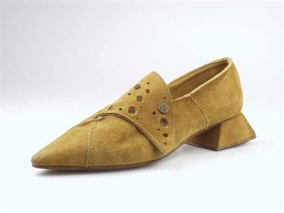 08206.jpg; 08206; Instapper uit de Natural Leather serie, gemaakt van een oud bankstel; loafer