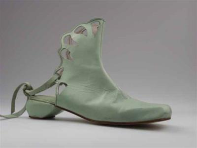 08218.jpg; 08218; schoen met hoge flap met veter om been en open hiel; slingback