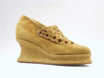08221.jpg; 08221; Lage schoen uit de Crazy Shoes serie, gemaakt van een oud bankstel; instapper