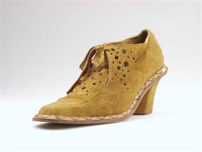 08247.jpg; 08247; Lage schoen met vetersluiting uit de Natural Leather serie, gemaakt van een oud bankstel; derbymolière