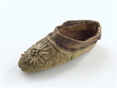 08370.jpg; 08370; poppenschoen van gedroogde huid met losse binnenschoen van zwart leer; instapper