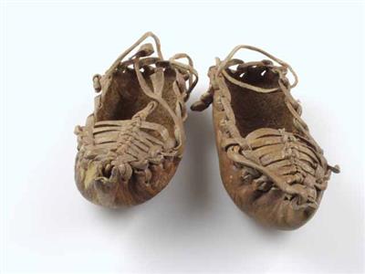 08390.jpg; 08390; Opank gemaakt van leer waarbij het looiproces niet helemaal afgemaakt is.; opank