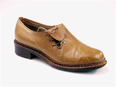 08498.jpg; 08498; herenschoen met vetersluiting door flap aan de zijkant, gedragen als trouwschoen door bruid! (Reform); veterschoen