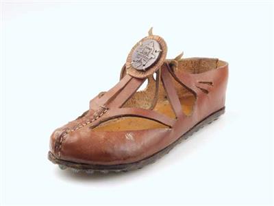 08508.jpg; 08508; sandaal met bandjes en met veter dichtgeknoopt; carbatina