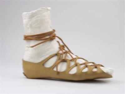 08511.jpg; 08511; Reconstructie van een Romeinse schoen met Keltische invloeden uit de collectie van The Museum of London.; carbatina