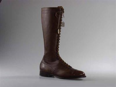 08536.jpg; 08536; hoge laars met veter en boven een bandje met gesp; derbybottine