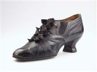 08618.1.jpg; 08618; Damesschoen met elastiekinzetten en drie wreefbanden met strikjes; elastiekmolière