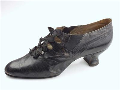 08618.jpg; 08618; Damesschoen met elastiekinzetten en drie wreefbanden met strikjes; elastiekmolière