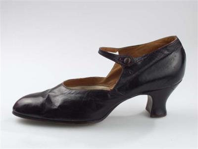 08641.jpg; 08641; Eerste schoen bij de overname door Bloch & Stibbe en begin van Hollandia schoenfabriek. Deze schoen prijkt in de Jubileum uitgave van Bloch & Stibbe. .; bandschoen