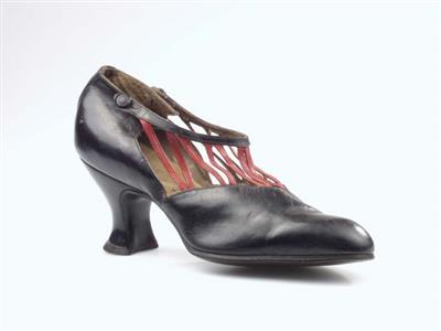 08645.jpg; 08645; schoen met band met aan beide zijden knoopsluiting; bandschoen