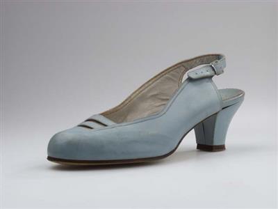 08661.jpg; 08661; Naoorlogse instapper met hielbandje met gesp en klein hakje.; slingback
