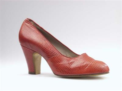 08666.jpg; 08666; Naoorlogse pump van rood leer met reptielprint.; pump