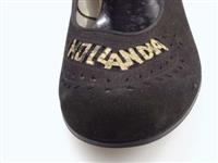 08690.1.jpg; 08690; Schoen met de naam Hollandia in goudkleurige letters op het voorblad. Vervaardigd voor het 50-jarig bestaan van Hollandia, een bedrijf dat later opging in Bloch & Stibbe-Hollandia. Deze schoen sierde een tafelstuk.; ballerina