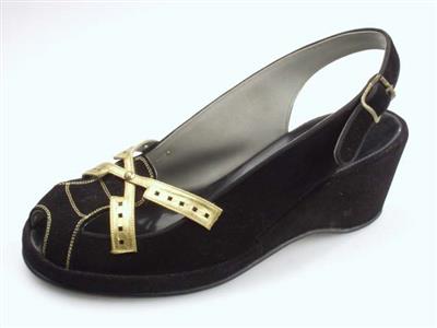 08691.jpg; 08691; Slingback met decoratie van Hollandse molen op voorblad. Vervaardigd voor het 50-jarig bestaan van Hollandia, een bedrijf dat eerder opging in Bloch & Stibbe-Hollandia. Deze schoen sierde een tafelstuk.; slingback