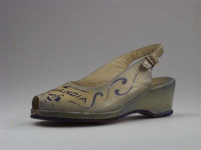 08692.jpg; 08692; Beschilderde schoen met de naam Hollandia op het voorblad. Vervaardigd voor het 50-jarig bestaan van Hollandia, een bedrijf dat later opging in Bloch & Stibbe-Hollandia. Deze schoen sierde een tafelstuk.; slingback