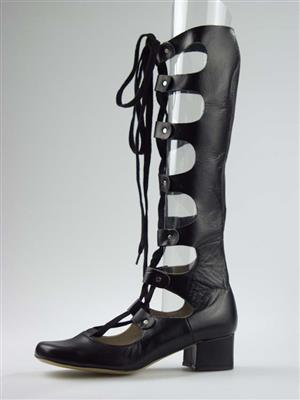 08704.jpg; 08704; Kniehoge dameslaars, combinatie van een gladiatorlaars en een tangoschoen; rijgbottine