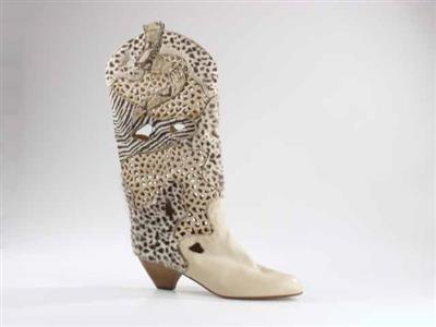 08725.jpg; 08725; Laars geïnspireerd op de film 'Out of Africa' met Meryl Streep. Speciaal voor Emmen Mode Schoenen vervaardigd.; knielaars