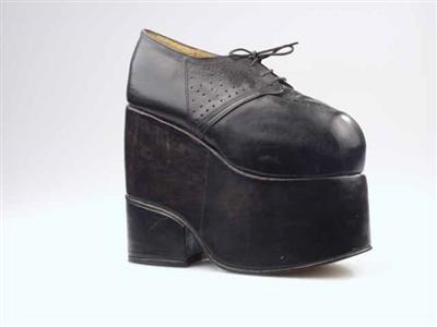 08846.jpg; 08846; veterschoen met aangepaste hoge zool voor vrouw met ongelijke benen; derbymolière