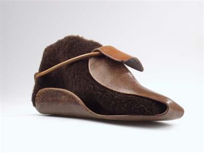 08922.jpg; 08922; zool met hiel en voorblad met klep; 'Van archetype tot commercieël produkt'