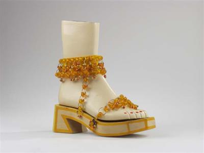 09028.jpg; 09028; 'Copacabana'. Inzending voor de International Shoe Design Competition (I.S.D.C.) van 1967.; Sandaal