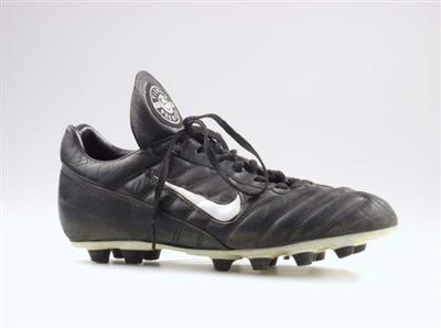 09085.jpg; 09085; Voetbalschoen met vetersluiting, gedragen door voetballer Mark van Bommel; voetbalschoen