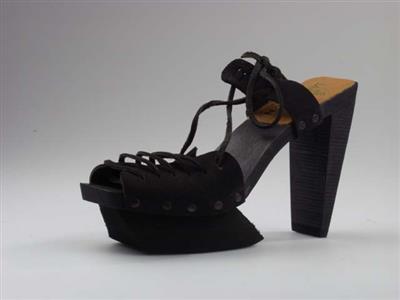 09138.jpg; 09138; geregen veter door voorblad gestrikt op hiel of om enkel heen gedraaid; slingback