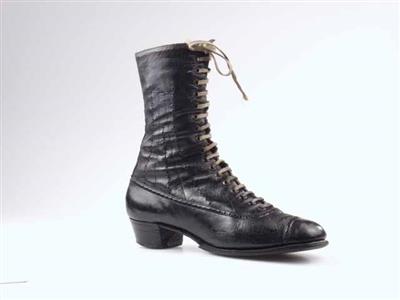 09322.jpg; 09322; Wandelschoen volgens de normen van de Reformbeweging, een vereniging die streefde naar een gezondere levenswijze. Dr. Lahmann had een kuuroord in Dresden.; rijgbottine