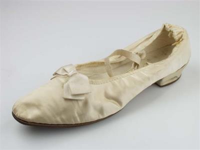 09323.jpg; 09323; Wit zijden trouwschoenen van Helena Wigbodina Florentine Waller, gedragen tijdens haar bruiloft met Herman Waller in Amsterdam op 27 september 1900.; pump