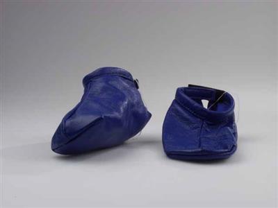 09360.jpg; 09360; Sokvorm met bovenaan een bandje met klitteband; babyschoen