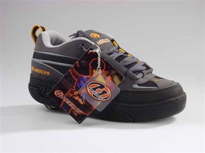 09413.jpg; 09413; veterschoen met wieltje; sneaker