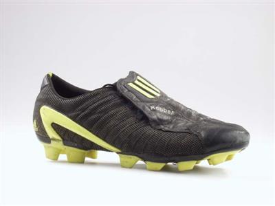 09491.jpg; 09491; Voetbalschoen met vetersluiting, gedragen door Arjen Robben tijdens het wk van 2004.; voetbalschoen