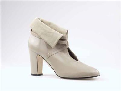 09557.jpg; 09557; enkellaars met gekruist bandje met gesp op wreef; enkellaars