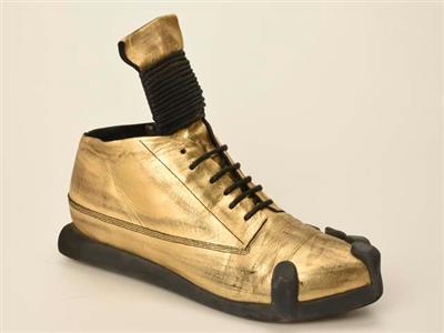 098ab4c6-4a0c-441a-b848-eafc46840d76.jpg; 12418; Lage schoen met ritssluiting en zool in de vorm van een hand die de neus van de schoen vasthoudt; sneaker