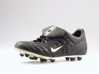 09962.jpg; 09962; voetbalschoen met vetersluiting, gedragen door voetballer Željko Petrović; voetbalschoen