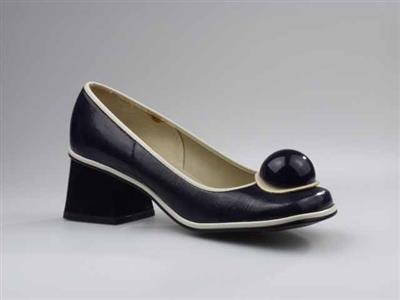 09996.jpg; 09996; pump met trapeziumhak en bol decoratie op neus; pump