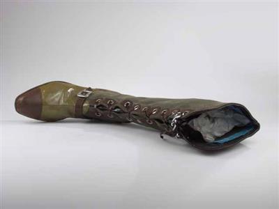 10215.jpg; 10215; Knielaars met geschulpte versiering langs randen, veterdecoratie en ritssluiting.; theaterschoen